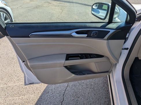 Used 2017 Ford Fusion SE w/ Fusion SE Technology Package image 11