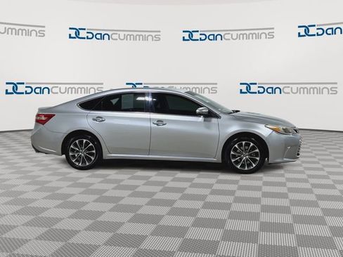 Used 2017 Toyota Avalon XLE FWD image 2