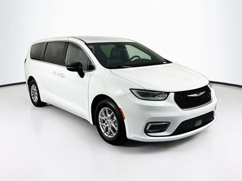 Used 2025 Chrysler Pacifica Select FWD image 3