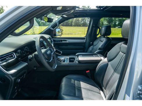 Used 2023 Jeep Wagoneer Series II AWD/4WD image 12