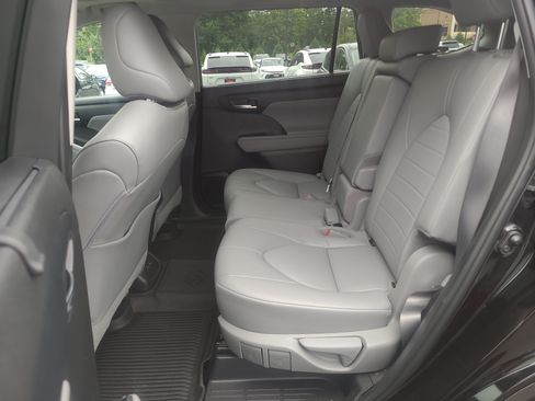 Used 2022 Toyota Highlander XLE AWD/4WD image 28