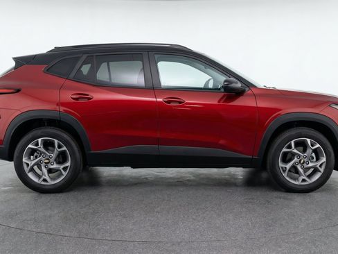 Used 2025 Chevrolet Trax LT w/ LT Convenience Package FWD image 11