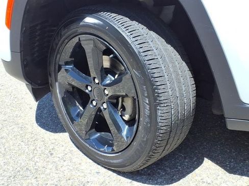Used 2023 Jeep Grand Cherokee Altitude AWD/4WD image 9