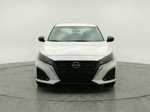 Used 2025 Nissan Altima 2.5 SV FWD image 2
