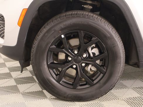 Used 2025 Jeep Grand Cherokee Altitude AWD/4WD image 17