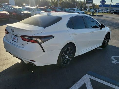 Used 2021 Toyota Camry SE image 3