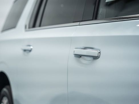 New 2026 Chevrolet Suburban Premier w/ Sun And Tow Package AWD/4WD image 17