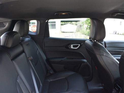 Used 2025 Jeep Compass Trailhawk AWD/4WD image 25