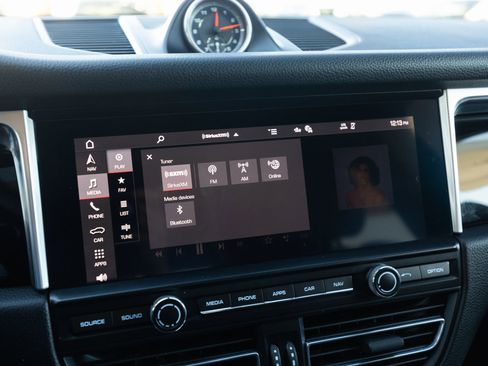 Used 2020 Porsche Macan image 37