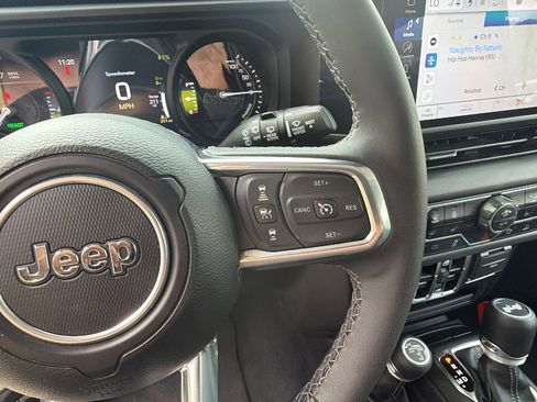 Used 2025 Jeep Wrangler Sahara w/ Safety Group image 28