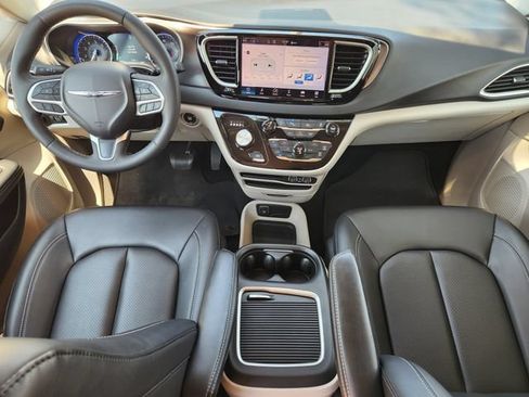 Used 2024 Chrysler Pacifica Touring-L FWD image 24