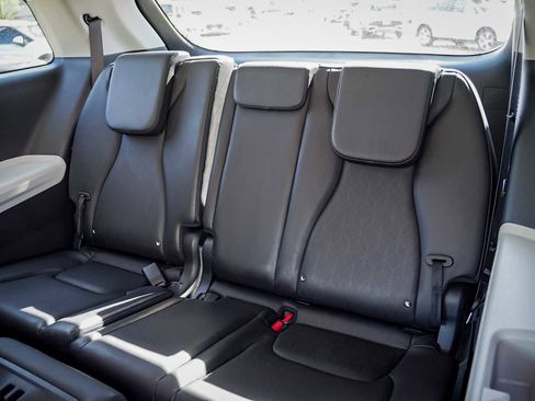 Certified 2024 Kia Carnival LX image 30