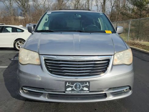 Used 2014 Chrysler Town & Country Touring image 7