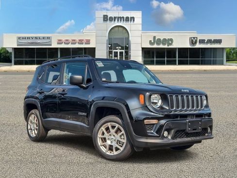 Certified 2022 Jeep Renegade Latitude w/ Sun/Sound Group AWD/4WD image 2