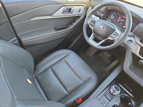 Used 2025 Ford Explorer Active w/ Active Comfort Package image 17