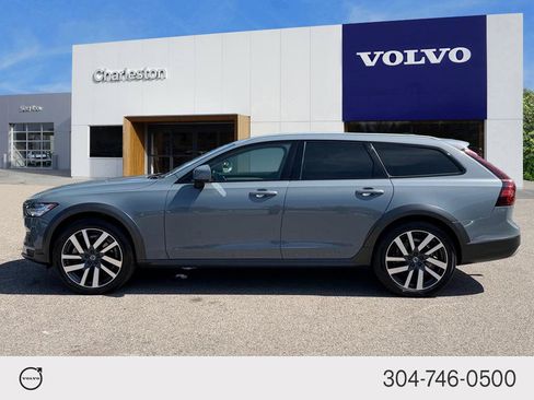 Certified 2022 Volvo V90 B6 Cross Country w/ Lounge Package AWD/4WD image 6