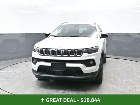 Used 2024 Jeep Compass Latitude image 7