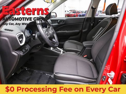 Used 2023 Hyundai Venue Limited FWD image 14