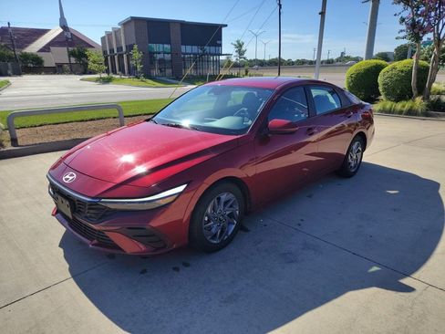 Used 2024 Hyundai Elantra SEL FWD image 1