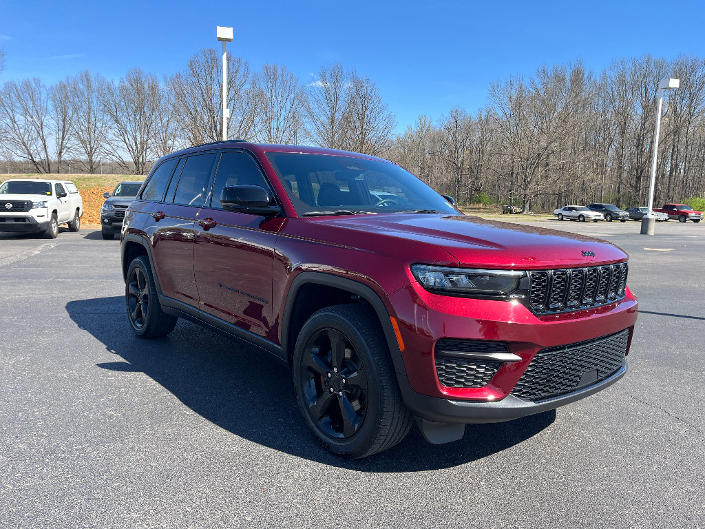 Used 2023 Jeep Grand Cherokee Altitude AWD/4WD image 2
