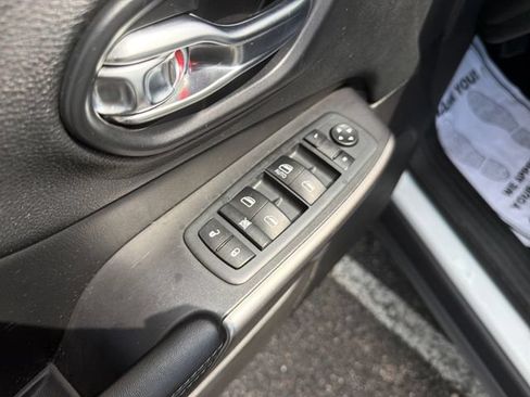 Used 2020 Jeep Cherokee Latitude AWD/4WD image 11
