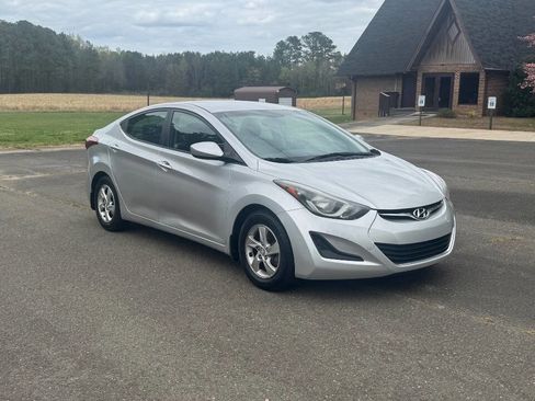 Used 2015 Hyundai Elantra SE image 2