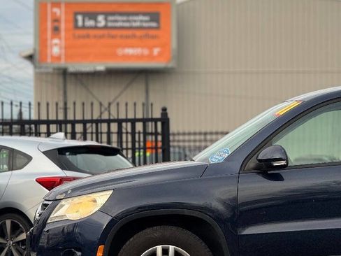 Used 2011 Volkswagen Tiguan S image 17