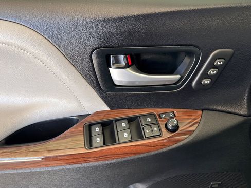 Used 2017 Toyota Sienna Limited Premium w/ Advanced Technology Package FWD image 11