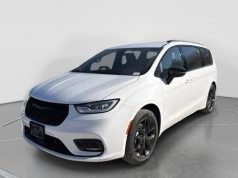 New 2026 Chrysler Pacifica Select w/ S Appearance Package image 1