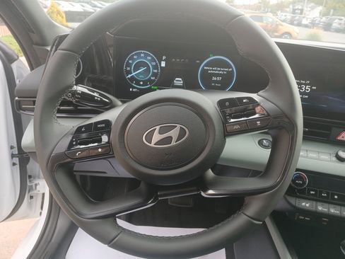 New 2025 Hyundai Elantra Limited image 17