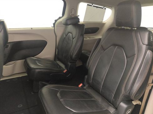 Used 2017 Chrysler Pacifica Touring-L w/ Tire & Wheel Group image 18