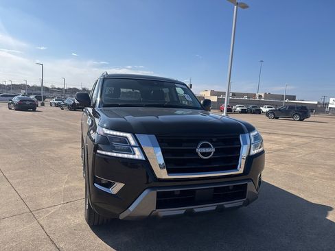 Used 2023 Nissan Armada SL w/ Captain's Chairs Package image 3