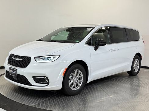 New 2026 Chrysler Pacifica Select image 3