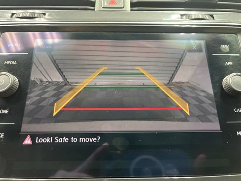 Used 2018 Volkswagen Tiguan SEL FWD image 11