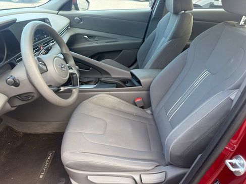 Used 2023 Hyundai Elantra SEL w/ Preferred Accessory Package FWD image 8