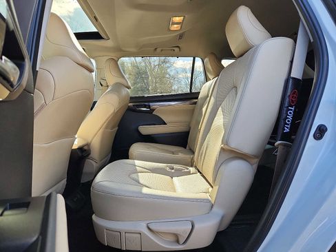 Used 2024 Toyota Highlander Limited image 10