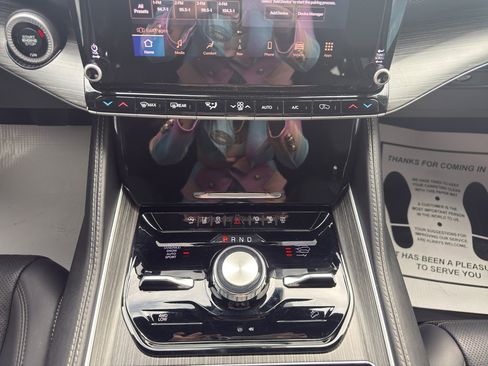 Used 2023 Jeep Wagoneer Series III w/ Convenience Group I image 15