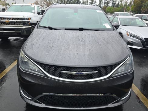 Used 2019 Chrysler Pacifica Touring-L Plus w/ Tire & Wheel Group image 2