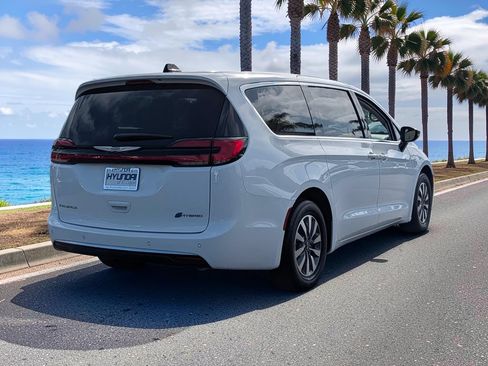 Used 2024 Chrysler Pacifica Limited FWD image 4