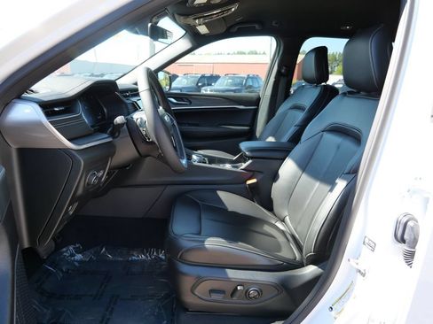 Used 2025 Jeep Grand Cherokee Limited w/ Black Appearance Package AWD/4WD image 20