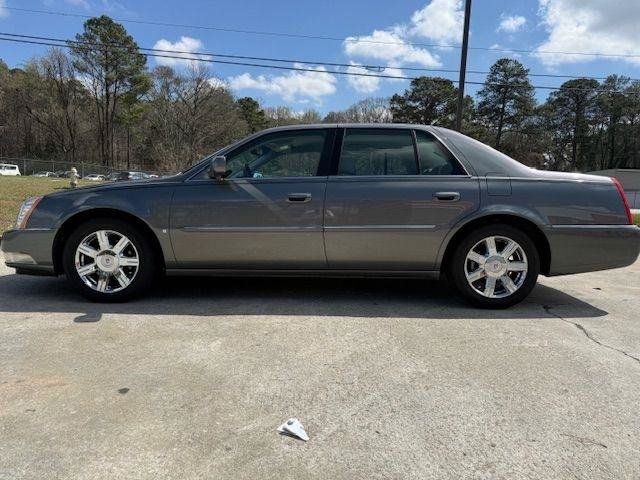 Used 2007 Cadillac DTS Luxury I w/ Trunk Convenience Package FWD image 2