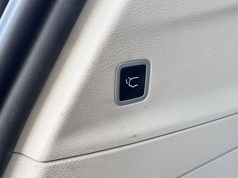 Used 2023 Chrysler Voyager LX FWD image 17