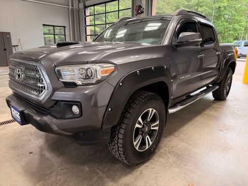 Used 2017 Toyota Tacoma TRD Sport w/ Tow Package AWD/4WD image 4