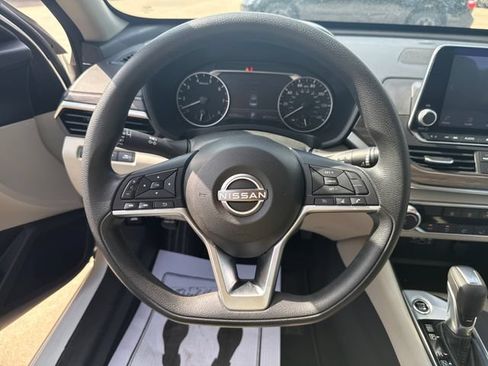 Used 2025 Nissan Altima 2.5 SV FWD image 18