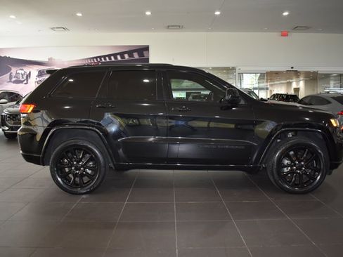 Used 2021 Jeep Grand Cherokee Laredo X AWD/4WD image 12
