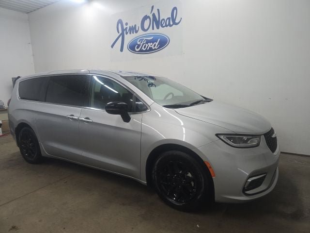 Used 2024 Chrysler Pacifica Touring-L FWD image 1