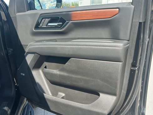 Used 2025 GMC Yukon XL Denali AWD/4WD image 10