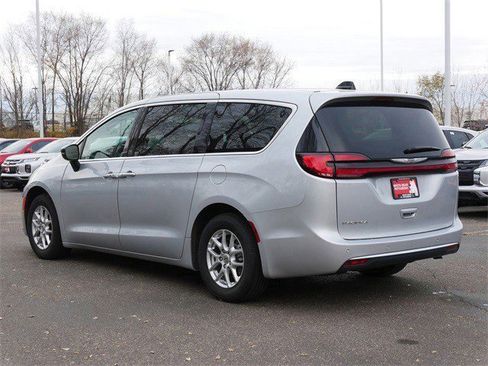 Used 2024 Chrysler Pacifica Touring-L image 5