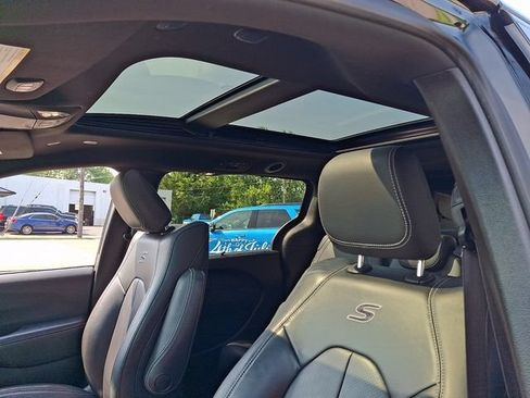 Used 2020 Chrysler Pacifica Touring-L Plus FWD image 15