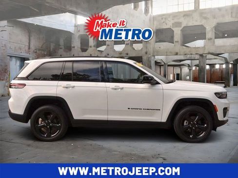 Used 2023 Jeep Grand Cherokee Altitude AWD/4WD image 1